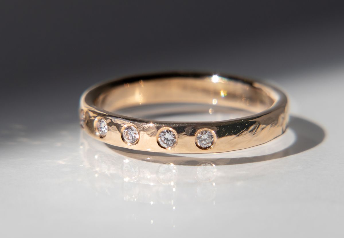 Smalle ring in roségoud met vier briljanten in de band